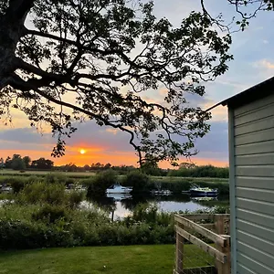 the-hut-by-the-river.yorkshirehotels.net/